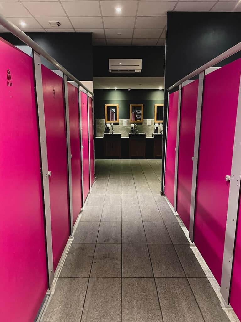 Vestiaires et douches d'une salle de sport